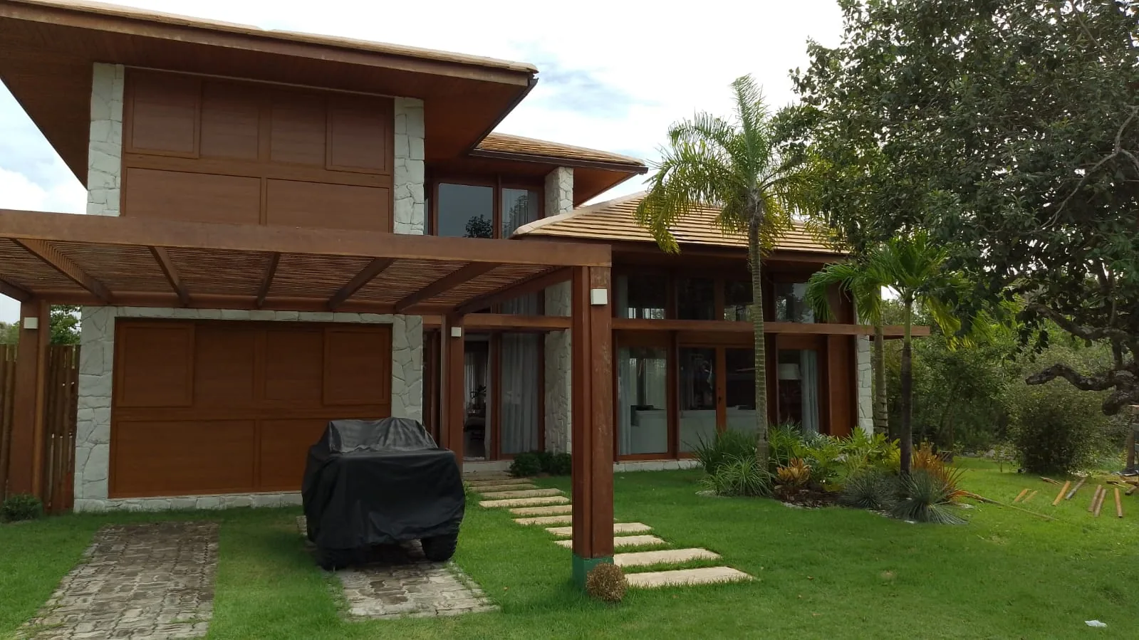 Casa de campo com esquadrias amadeiradas e portas de correr amplas