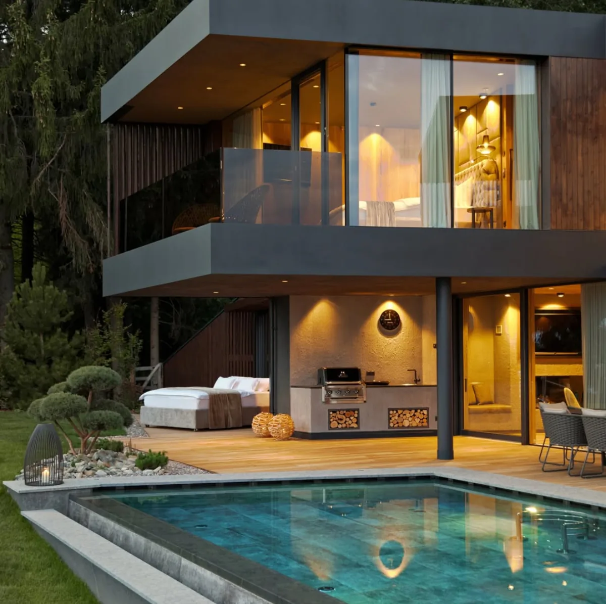 Residência contemporânea ao entardecer com grandes vãos envidraçados e piscina