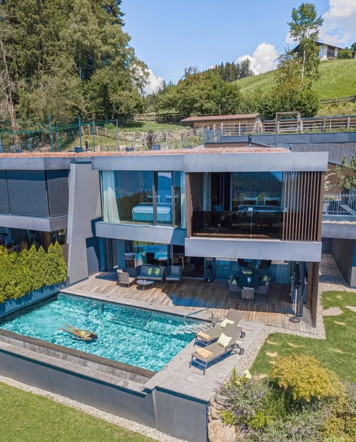 Vista aérea de residência moderna com amplas esquadrias e piscina
