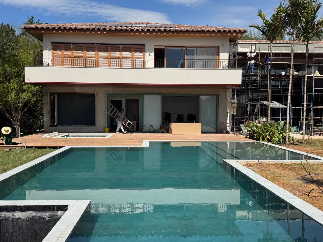 Residência de alto padrão com área de piscina e aberturas amplas